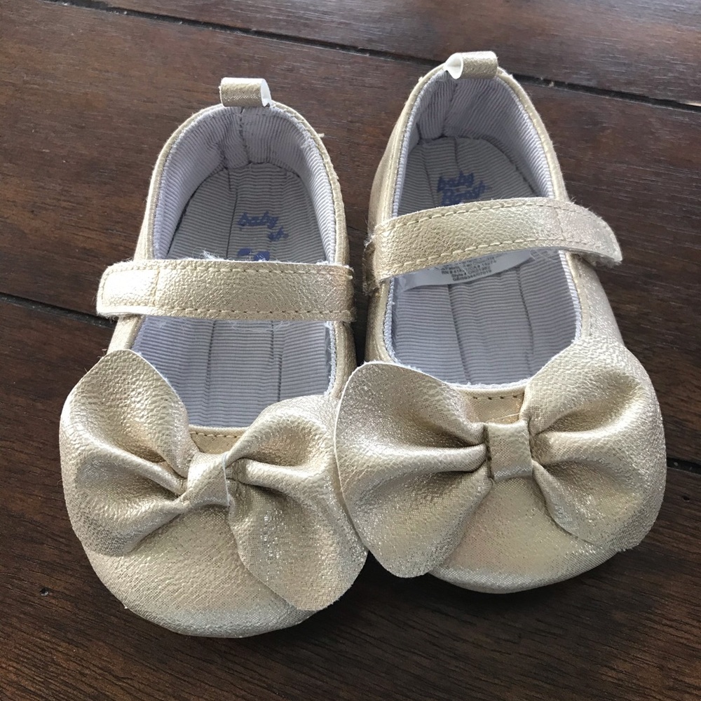 Baby Oshkosh gold crib shoes size 4 (9-12 mos)
